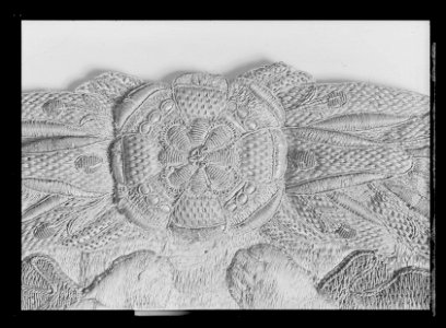 Medaljong, broderad, från drottning Kristinas kröningshimmel - Livrustkammaren - 61004