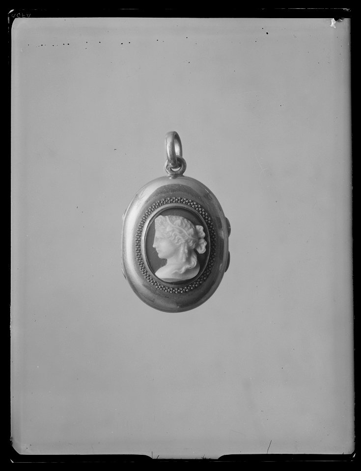 Medaljong, kamé med foto i på Karl XV - Livrustkammaren - 53672