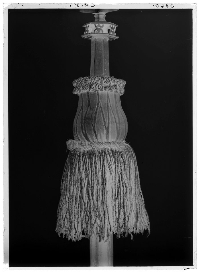 Medaljong, broderad, från drottning Kristinas kröningshimmel - Livrustkammaren - 52373-negative