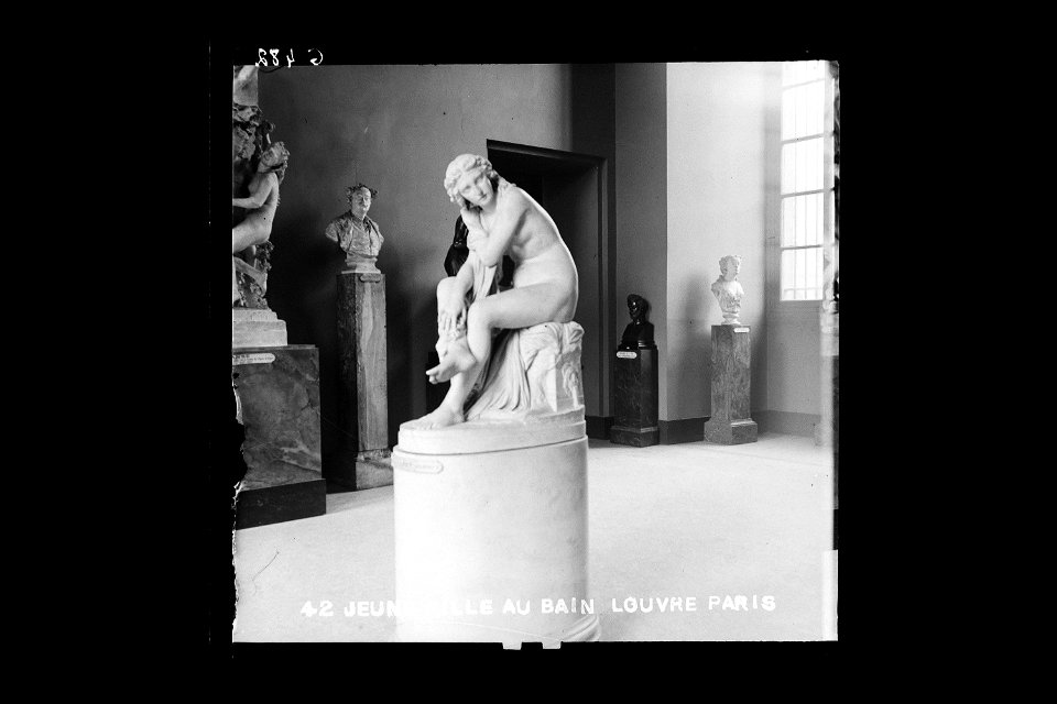 Musée du Louvre - Jeune fille au bain, Louvre, Paris (g0482)