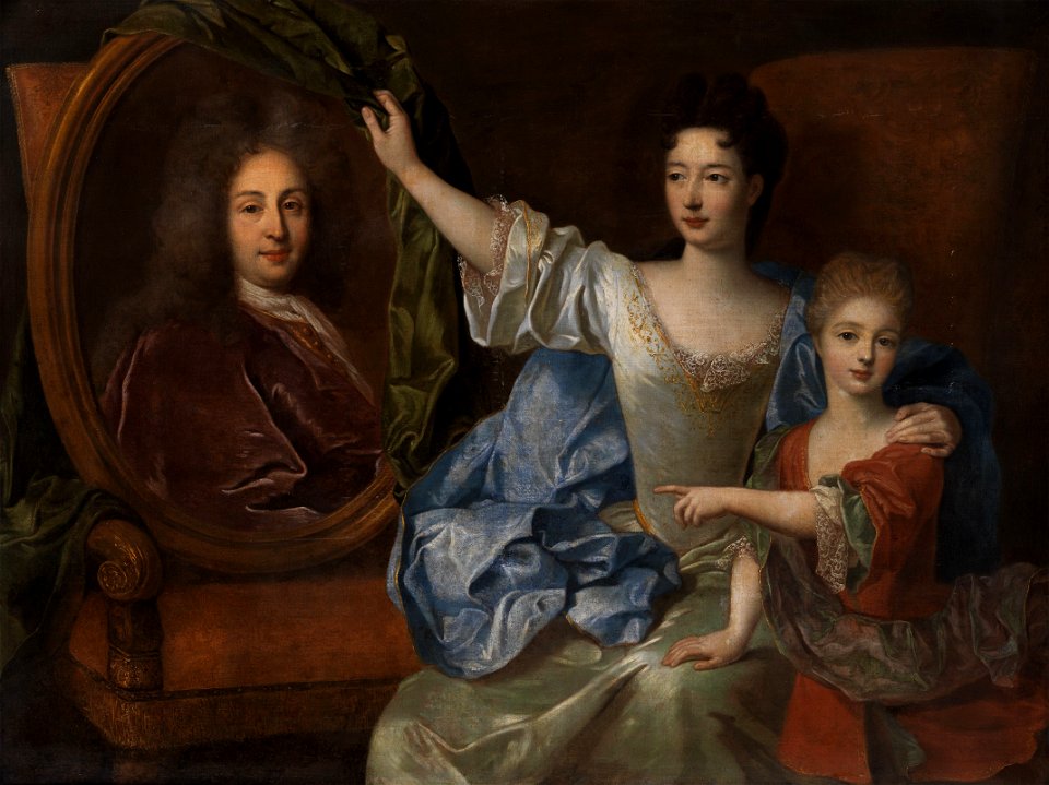 Mutter und Kind neben dem Portrait des Vaters