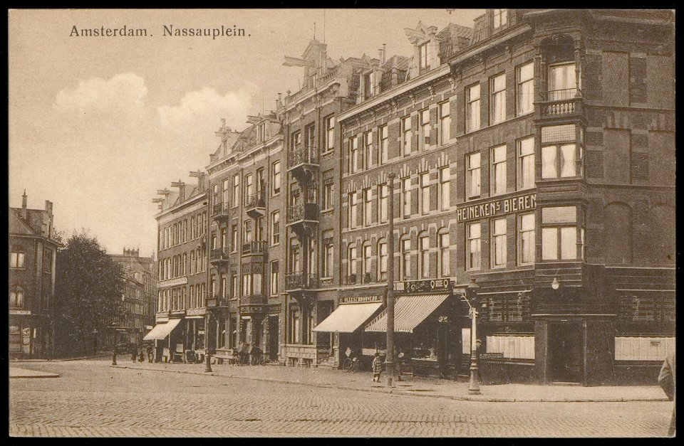 Nassauplein met links de Wittenstraat. Uitgave N.V. Luxe Papierwarenhandel v.h. Roukes & Erhart, Baarn, Afb PBKD00081000002