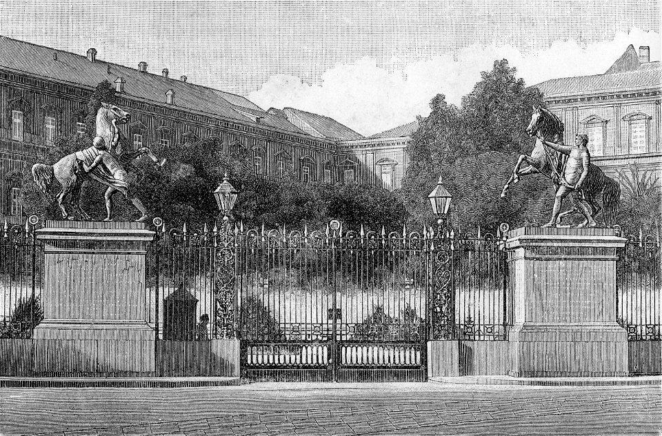 Napoli Palazzo Reale cavalli di bronzo all ingresso del giardino