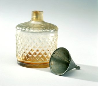 Nattlampa av glas, 1800-tal - Livrustkammaren - 48109