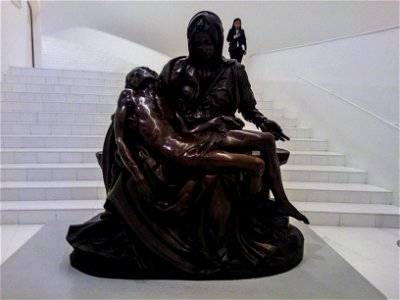 Miguel Ángel Buonarroti's Pietà bronze replica at Museo Soumaya