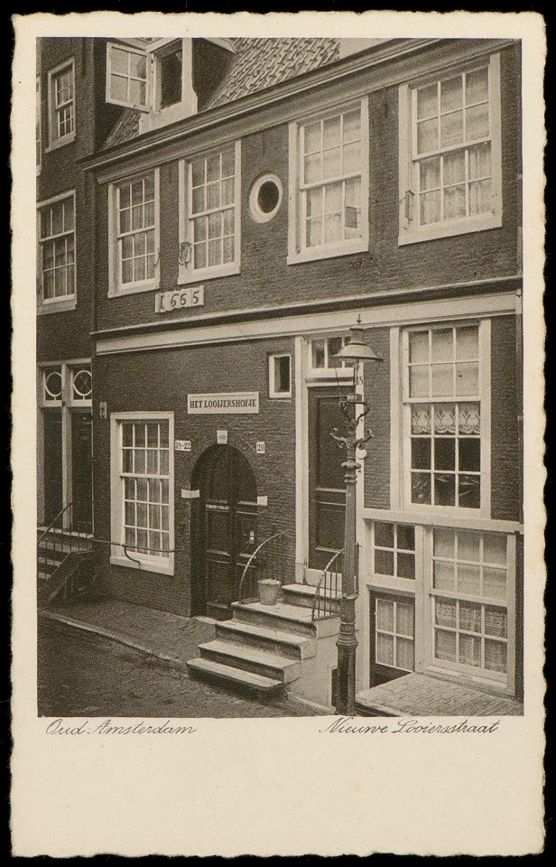 Nieuwe Looiersstraat 16-44, Looiershofje gesticht in 1829. Uitgave N.V. Luxe Papierwarenhandel v.h. Roukes & Erhart, Baarn, Afb PBKD00256000002
