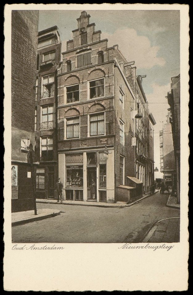 Nieuwe Brugsteeg 13 hoek Sint Olofspoort, Vroeger bekend onder de naam het oude Hamburger Convooy, later Het dorstige Hert uit 1620 gezien vanuit begin Warmoesstraat, Afb PBKD00317000001