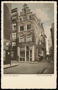 Nieuwe Brugsteeg 13 hoek Sint Olofspoort, Vroeger bekend onder de naam het oude Hamburger Convooy, later Het dorstige Hert uit 1620 gezien vanuit begin Warmoesstraat, Afb PBKD00317000001