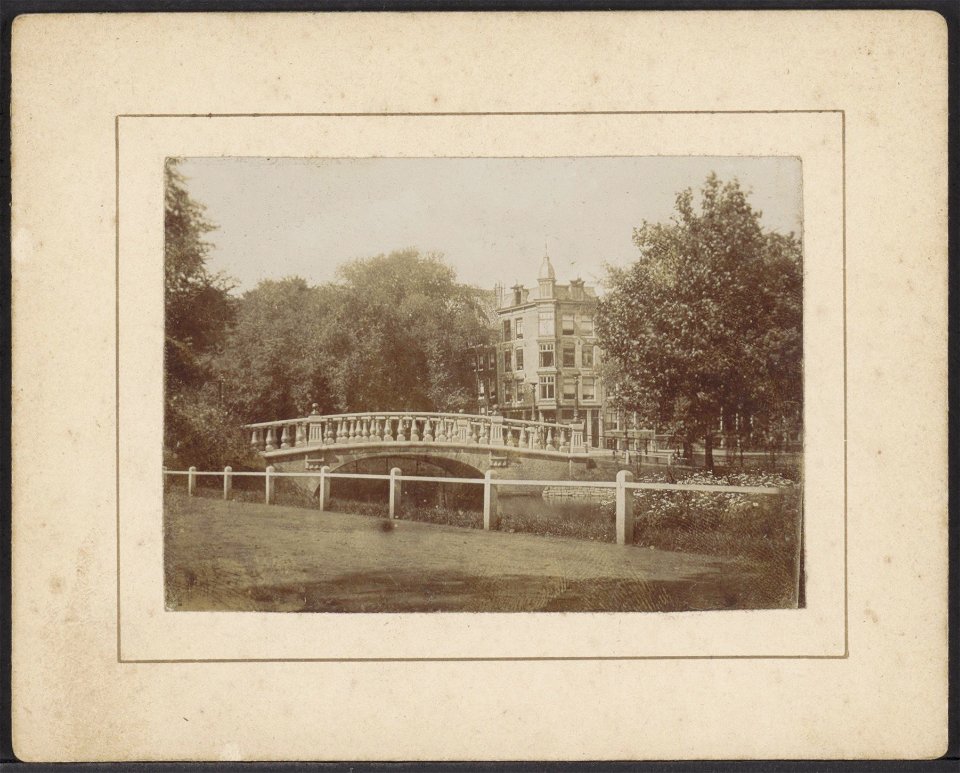 Nieuwe Herengracht 57 hoek Jonas Daniël Meijerplein, gezien vanuit het Hortusplantsoen. Op de voorgrond Brug 233, Afb ANWZ00412000001