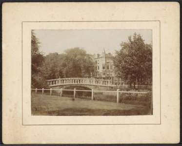 Nieuwe Herengracht 57 hoek Jonas Daniël Meijerplein, gezien vanuit het Hortusplantsoen. Op de voorgrond Brug 233, Afb ANWZ00412000001