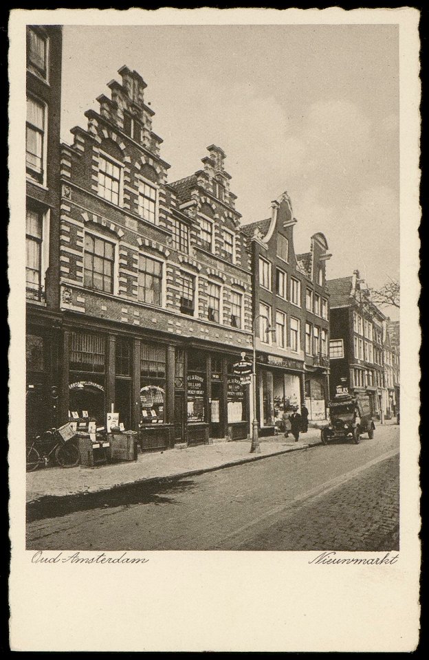 Nieuwmarkt tussen Barndesteeg en Bloedstraat. Uitgave N.V. Luxe Papierwarenhandel v.h. Roukes & Erhart, Baarn, Afb PBKD00305000001