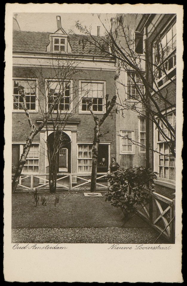 Nieuwe Looiersstraat 16-44, Looiershofje gesticht in 1829. Uitgave N.V. Luxe Papierwarenhandel v.h. Roukes & Erhart, Baarn, Afb PBKD00256000003
