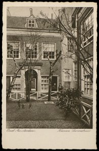 Nieuwe Looiersstraat 16-44, Looiershofje gesticht in 1829. Uitgave N.V. Luxe Papierwarenhandel v.h. Roukes & Erhart, Baarn, Afb PBKD00256000003