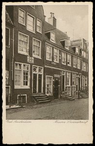 Nieuwe Looiersstraat 16-44, Looiershofje gesticht in 1829. Uitgave N.V. Luxe Papierwarenhandel v.h. Roukes & Erhart, Baarn, Afb PBKD00256000001