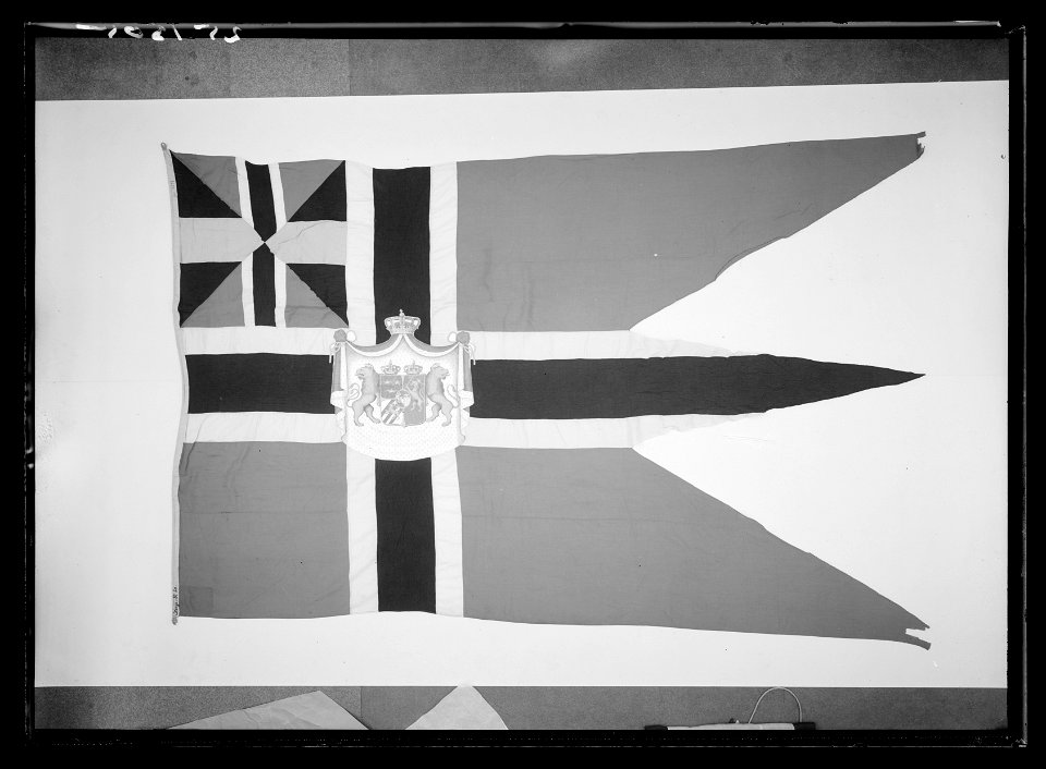 Norsk kunglig flagga med svensk-norska riksvapnet och det senare unionsmärket (1844-1905) - Livrustkammaren - 18501