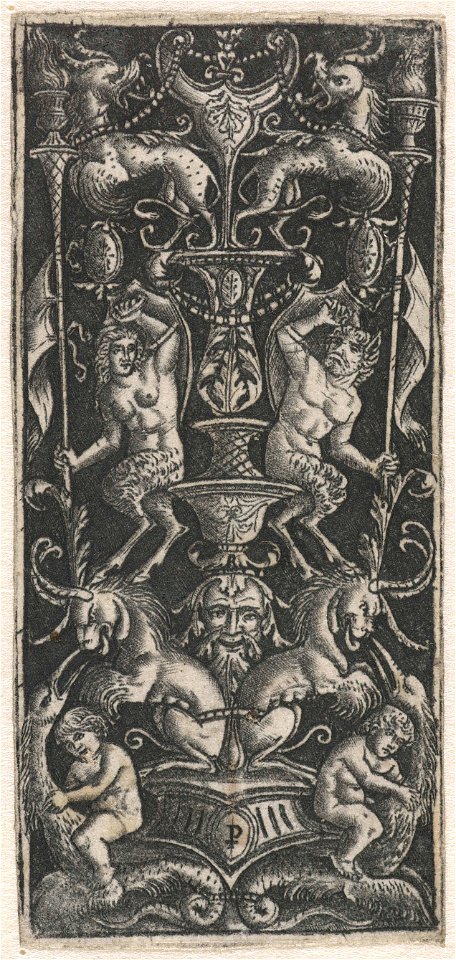 Ornament met kandelaber waarop mannelijke en vrouwelijke satyr zitten boven voet met twee leeuwachtige wezens met horens en twee putti op fabeldieren met vogelkoppen