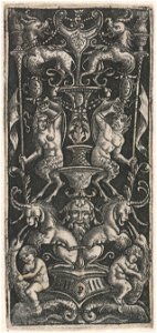 Ornament met kandelaber waarop mannelijke en vrouwelijke satyr zitten boven voet met twee leeuwachtige wezens met horens en twee putti op fabeldieren met vogelkoppen