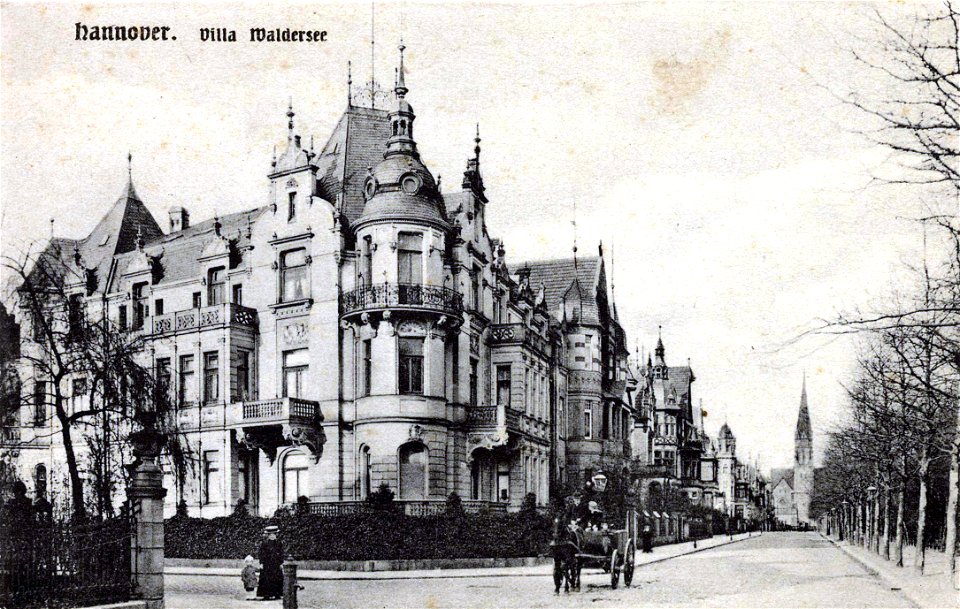 Otto Rebsch PC Hannover. Villa Waldersee. Bildseite Blick von der Kleine Pfahlstraße durch die Hohenzollernstraße zur Markuskirche, rechts frisch gepflanzte Allee an der Eilenriede