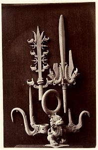 Objecten voor het uitvoeren van rituelen, een lamp, een lanspunt en haken., Isidore van Kinsbergen, 1863 - 1864 - Rijksmuseum