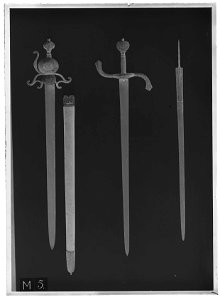 Officersvärja av nederländsk-svensk typ, 1620-1640, klinga Solingen - Livrustkammaren - 35033-negative