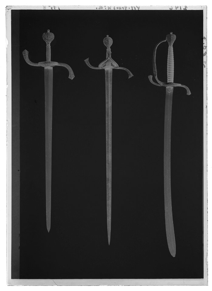 Officersvärja av nederländsk-svensk typ, 1620-1640, klinga Solingen - Livrustkammaren - 78311-negative