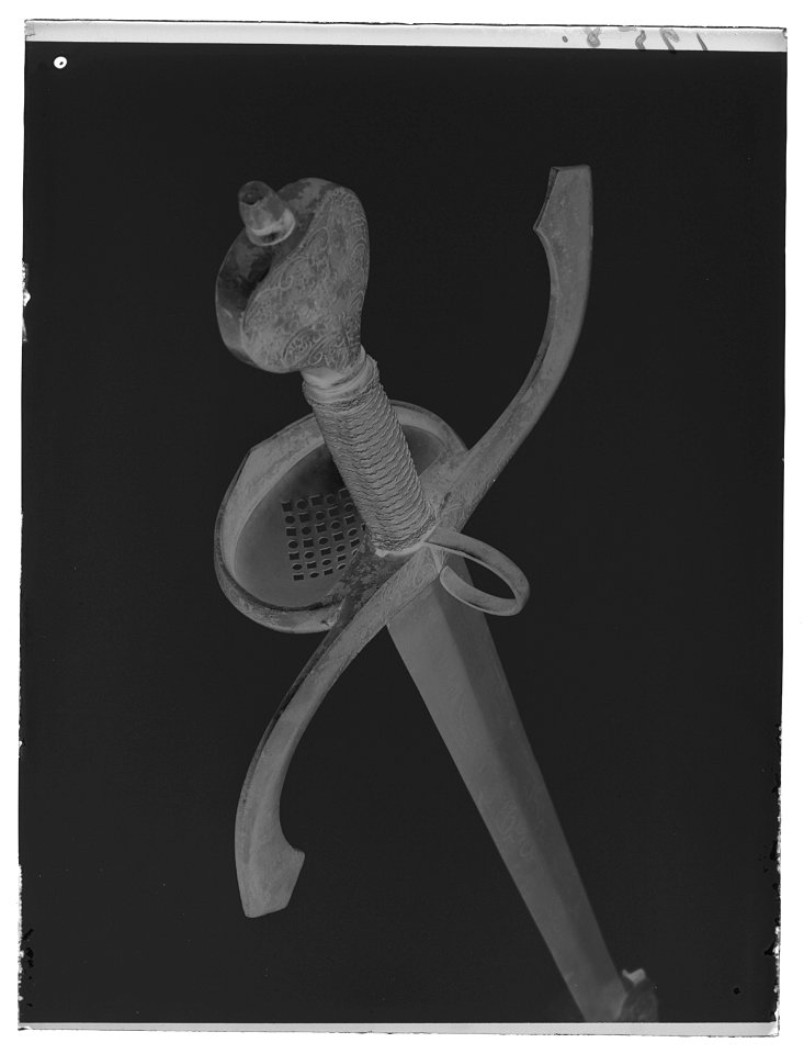 Officersvärja av nederländsk-svensk typ, 1620-1640, klinga Solingen - Livrustkammaren - 62321-negative