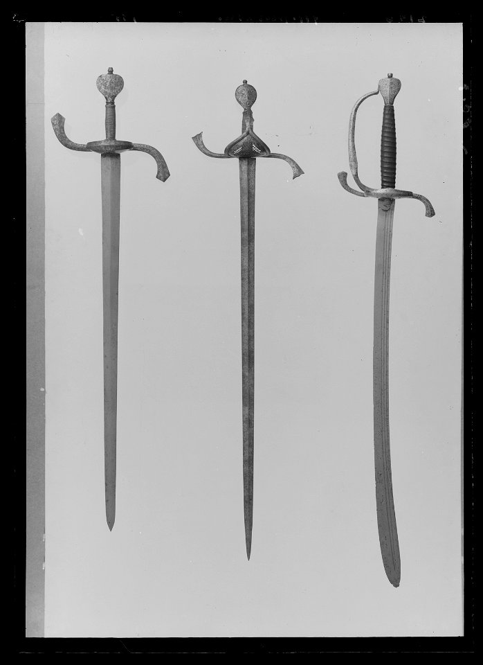 Officersvärja av nederländsk-svensk typ, 1620-1640, klinga Solingen - Livrustkammaren - 78311