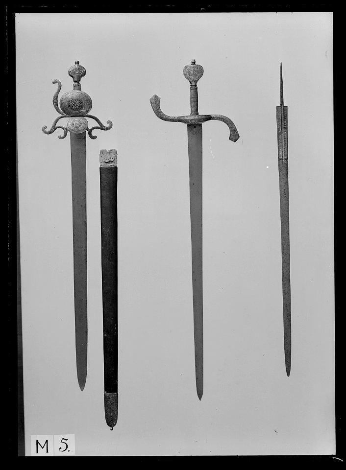 Officersvärja av nederländsk-svensk typ, 1620-1640, klinga Solingen - Livrustkammaren - 35033