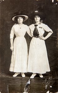 Olga och Jenny Lundin