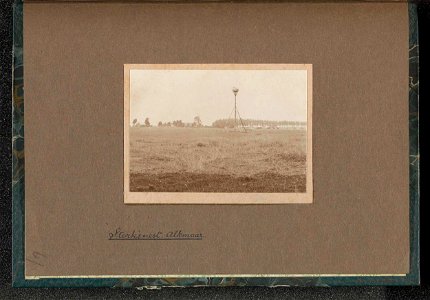 Ooievaarsnest in een weiland bij Alkmaar met op de achtergrond een windmolen. Free illustration for personal and commercial use.