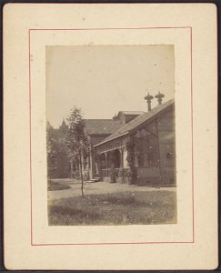 Ongelokaliseerd, rooms-katholieke (verpleeg-)inrichting. Tuinzijde met twee zusters op de veranda, Afb ANWZ00479000001