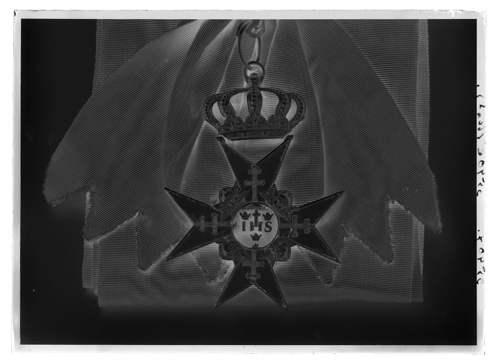 Ordensband för riddare och kommendör av Serafimerorden, Sverige - Livrustkammaren - 51939-negative