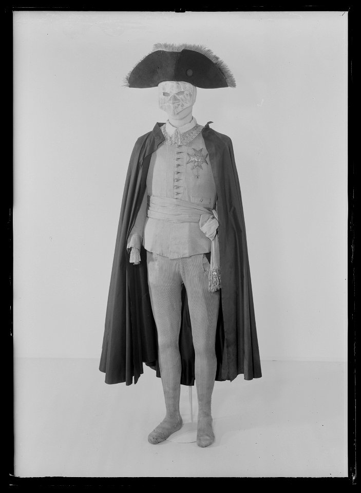 Pantalonger till Gustav IIIs maskeraddräkt i randig silkestrikå använda av Gustav III vid attentatet på Operan 1792 den 16 mars - Livrustkammaren - 79060