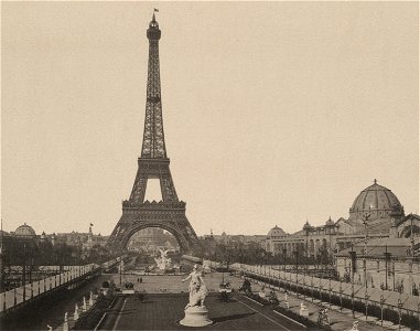 Panorama N°1 - Le parc du Champ-de-Mars, la Tour Eiffel, et le Trocadéro. Free illustration for personal and commercial use.