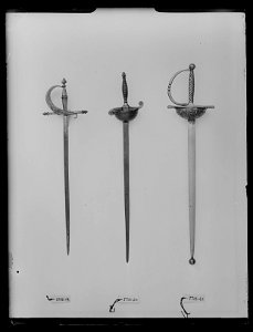 Papperskniv i form av spansk skålrappir i miniatyr, 1800-tal - Livrustkammaren - 53572