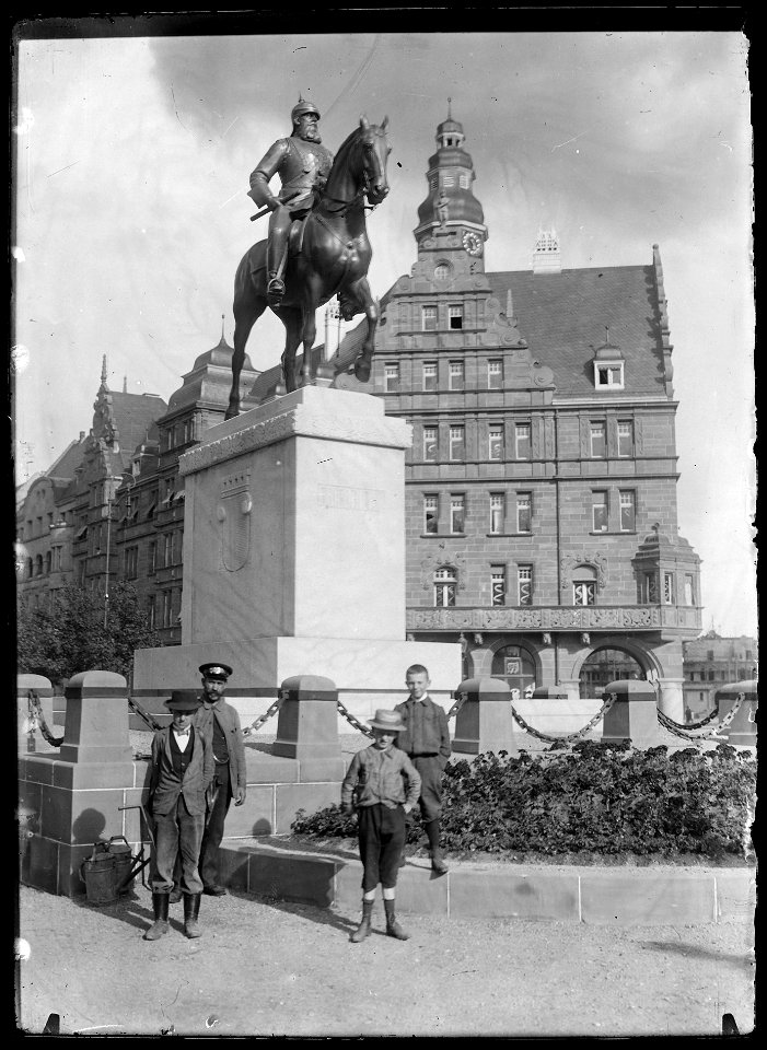 Passants devant le monument de l'empereur Frédéric III d'Allemagne FIP PRI p0067