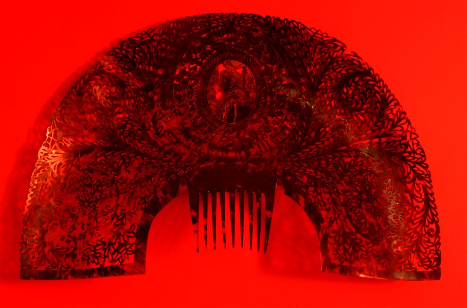 Peinetón de carey con la efigie de Juan Manuel de Rosas - Anónimo