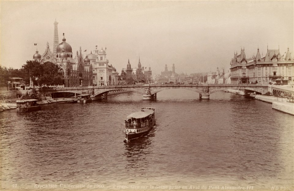Perspective sur la Seine prise en aval du pont Alexandre III