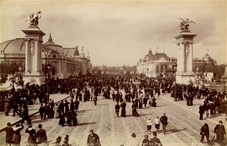 Perspective de l'avenue Nicholas II; Vue prise du pont Alexandre III