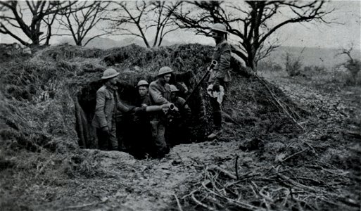 Piéce de 75, sous son camouflage, avec des servants américains No 3908 Page 78