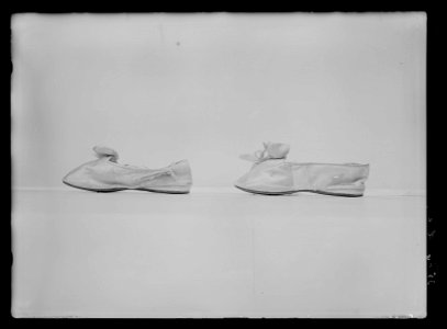 Pumps av cremefärgat siden - Livrustkammaren - 60405