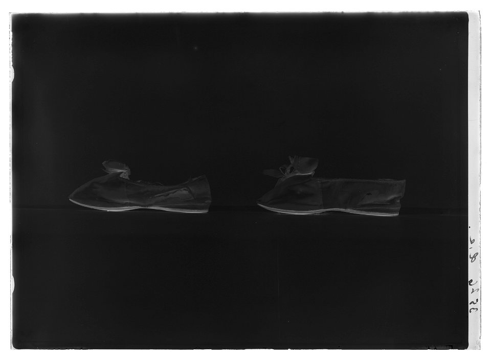 Pumps av cremefärgat siden - Livrustkammaren - 60405-negative