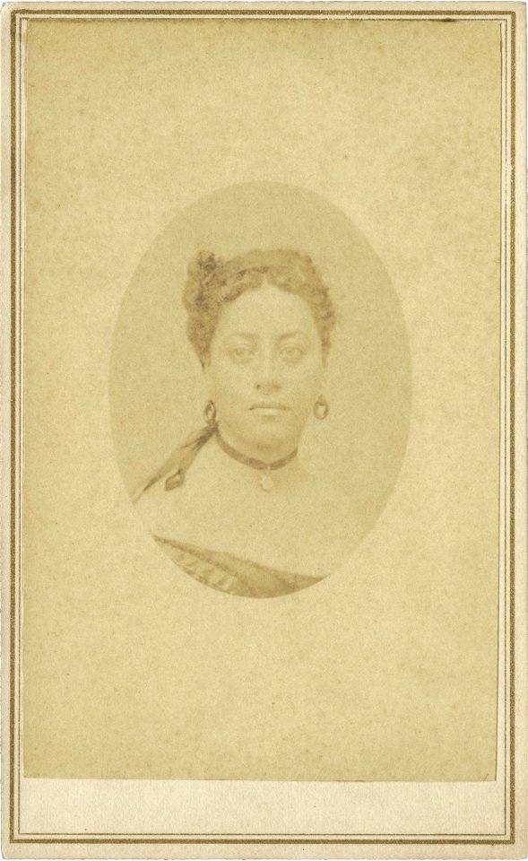 Queen Emma of Hawaii, photograph by H. L. Chase (NLNZ)