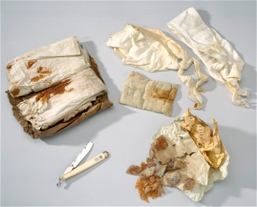 Rakkniv och blodiga bandage - Livrustkammaren - 13866