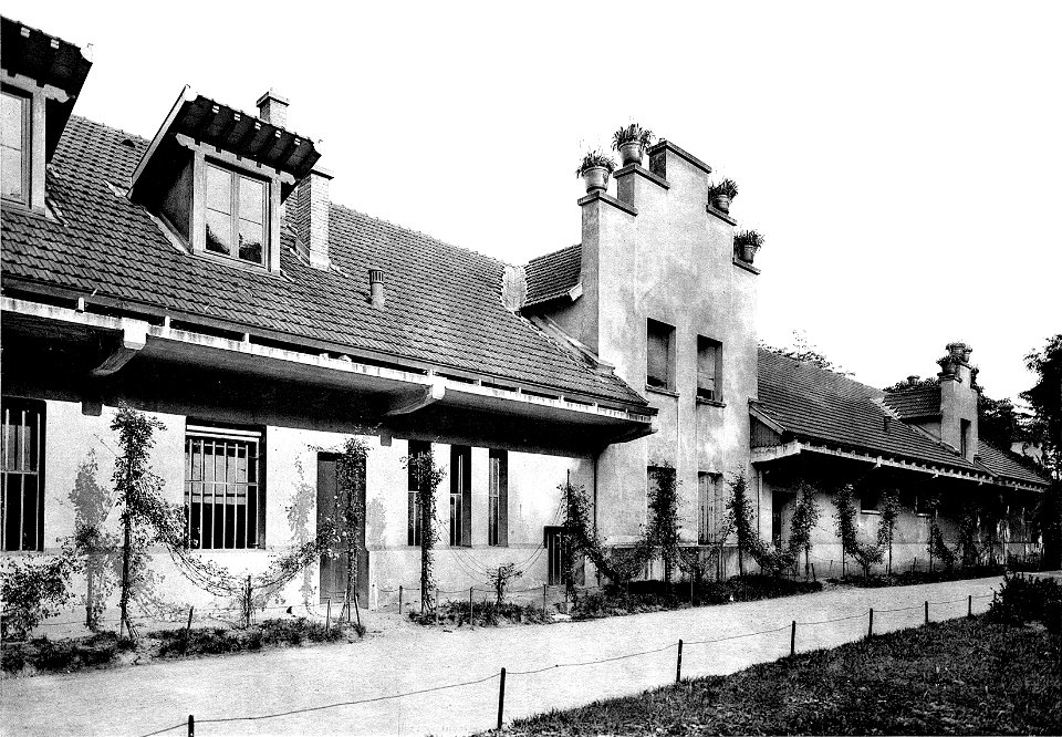 Planche 28. — Vacherie et services de la stérilisation du lait, photo 1