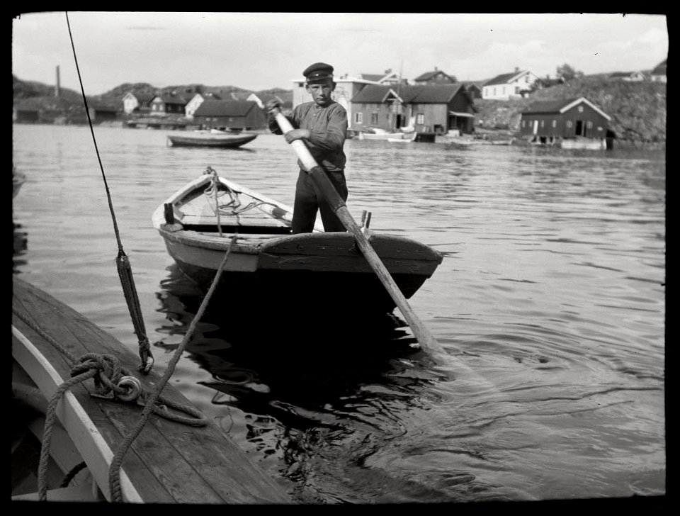 Pojke i båt med åra - Nordiska Museet - NMA.0054391