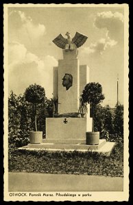Pomnik Marszałka Piłsudskiego w Otwocku (pocztówka)