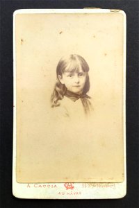 Portrait d'une jeune fille, par A. Caccia, Le Havre, 1896