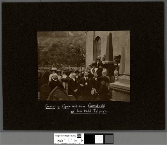 Portrait of 'Cwmni o Gymmrodorion Caerdydd ar lan bedd Islwyn' (4672080)
