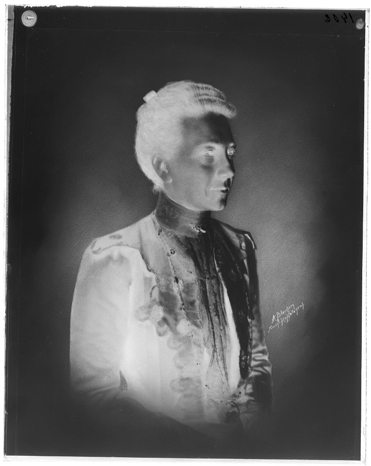 Porträttfoto drottning Victoria - Livrustkammaren - 37057-negative